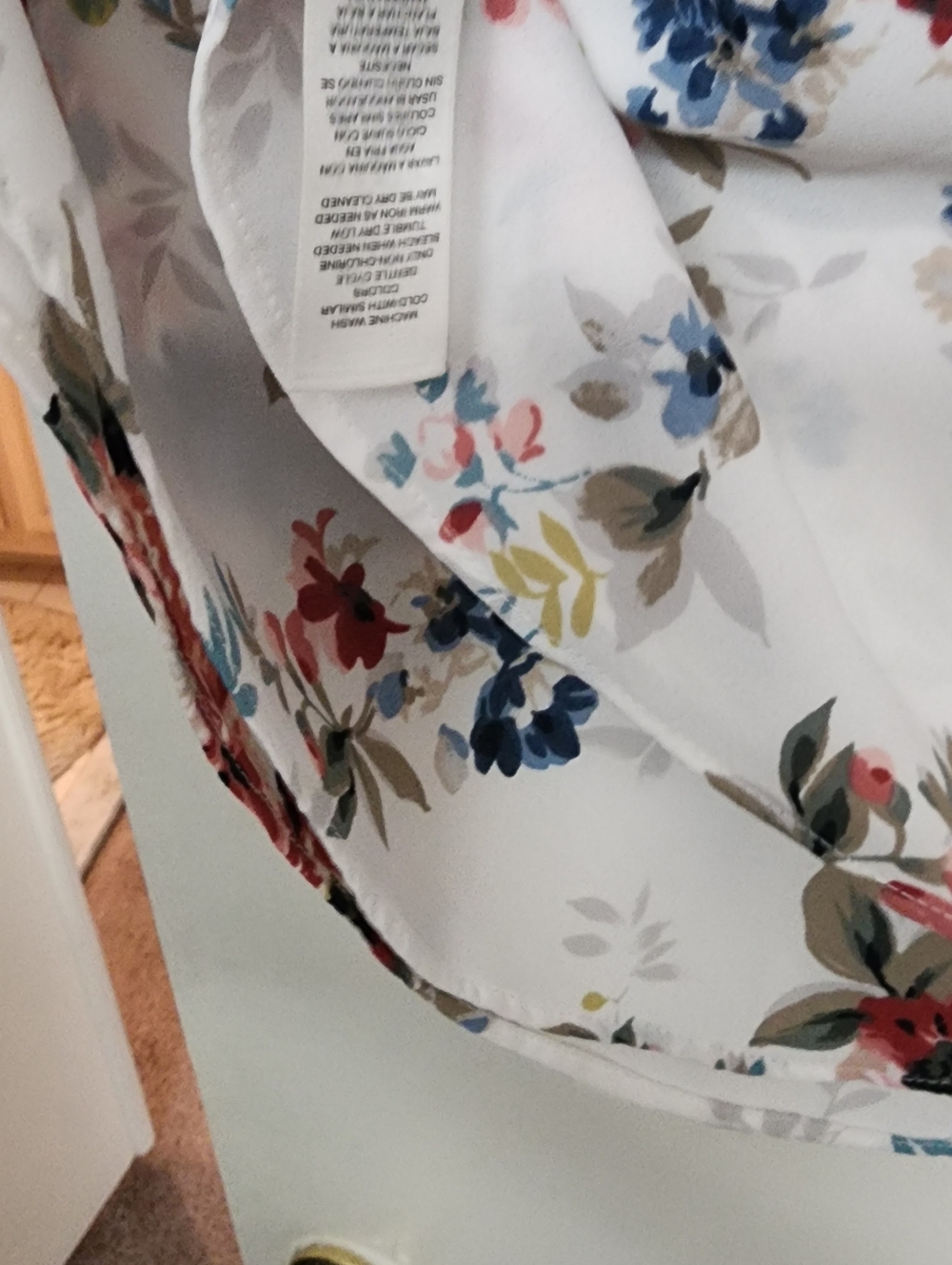 White House Black Market White Floral Ruffle V-Neck Camisole - Picture 4 of 5